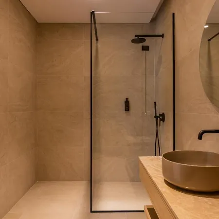 Beyond A Luxury Boutique מלון *