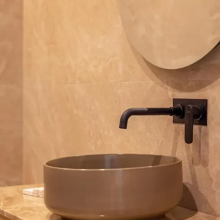 Beyond A Luxury Boutique מלון *